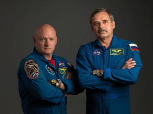 NASA astronaut Scott Kelly (left), Expedition 43/44 flight engineer and Expedition 45/46 commander; and Russian cosmonaut Mikhail Kornienko, Expedition 43-46 flight engineer, take a break from training at NASA’s Johnson Space Center to pose for a portrait.Credit: Bill Stafford, NASA