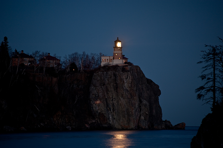 The Split Rock Lighthouse at Two Harbors, Minnesota, is lit every November 10 to commemorate the sinking of the SS Edmund Fitzgerald. Credit: Anita Ritenour (licensed under CC BY 2.0)