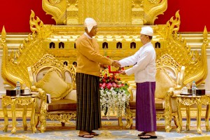 Myanmar's new President Htin Kyaw (L) receives the presidential seal from outgoing president Thein Sein during the  handover ceremony at the presidential palace in Naypyitaw March 30, 2016. Credit: © Ye Aung Thu, Pool/Reuters