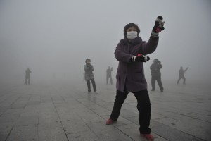 Chinese residents do morning exercises in heavy smog in Fuyang city, east Chinas Anhui province, 14 January 2013. Credit: © Imaginechina/AP Photo