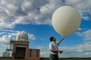 National Weather Service meteorologist intern Gordon Strassberg prepares to launch a weather balloon equipped with a radiosonde device Tuesday, May 16, 2006, at the NWS station in Topeka, Kan. The weather balloon is used for recording and transmitting local weather information that is used for forecasting and also fed to national weather models.  Credit: © AP Photo