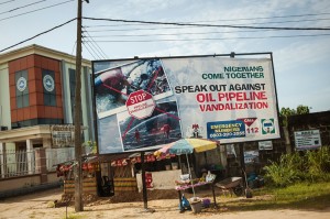 On June 10, 2016, in the oil hub city of Warri in Nigeria’s Delta State, a billboard asks for citizens’ help against the Niger Delta Avengers’ campaign of oil industry disruption. © Stefan Heunis, AFP/Getty Images