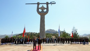 Detachments of the armies of Chile and Argentina in the Monument to the Victory of Chacabuco, in Chacabuco, Chile, commemorate the 190 anniversary of the battle. 12 February 2007. Credit: Kiko Benítez S. (licensed under CC BY-SA 3.0)