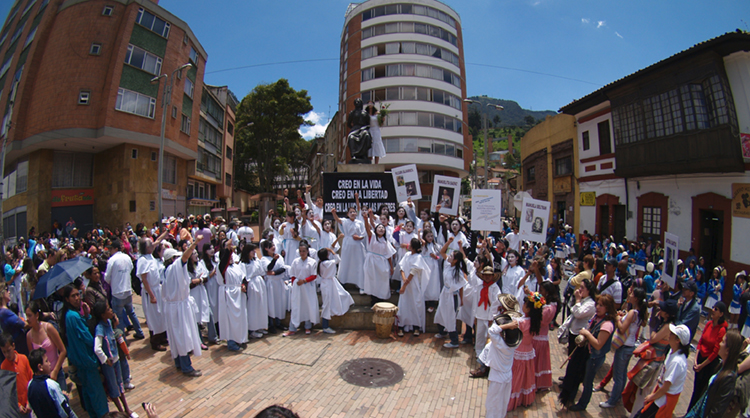 A group celebrates International Women's Day in 2009 at the statue of "La Pola" in La Candelaria, in Bogotá, Colombia. Policarpa Salavarrieta, known as "La Pola," was a heroine of the Colombian Independence Movement of the early 1800's. Credit: Alex Torrenegra (licensed under CC BY 2.0)