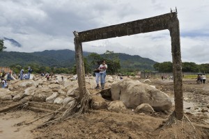 Women stare at damages caused by mudslides, following heavy rains in Mocoa, Putumayo department, southern Colombia on April 2, 2017. The death toll from a devastating landslide in the Colombian town of Mocoa stood at around 200 on Sunday as rescuers clawed through piles of muck and debris in search of survivors. Credit: © Luis Robayo/AFP/Getty Images