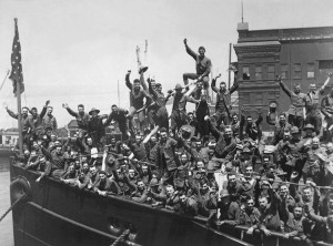 U.S. Soldiers wave from a troop ship embarked for France. WWI. 1917. Credit: © Everett Historical/Shutterstock