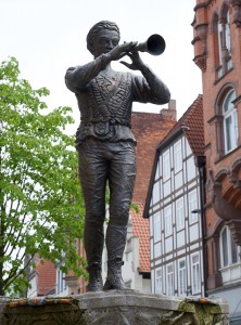 Bronze statue of the Pied Piper in Hameln, Germany. Credit: © Axel Bueckert, Shutterstock