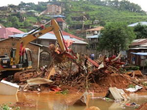 People remove the wreckage at Regent region of Freetown after landslide struck the capital of the west African state of Sierra Leone on August 15, 2017. At least 312 people were killed when heavy flooding hit Sierra Leone's capital of Freetown. Credit: © Stringer/Anadolu Agency/Getty Images