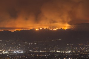 The La Tuna Fire burns in the Verdugo Mountains in the Eastern San Fernando Valley of Los Angeles, California on September 1, 2017. Credit: Scott L (licensed under CC BY-SA 2.0)