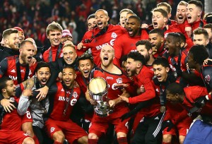  Michael Bradley #4 of Toronto FC lifts the Championship Trophy after winning the 2017 MLS Cup Final against the Seattle Sounders at BMO Field on December 9, 2017 in Toronto, Ontario, Canada. Credit: © Vaughn Ridley, Getty Images