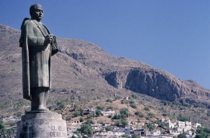 A statue of former Mexican President Benito Juárez stands in Pachuca, the capital of the state of Hidalgo, in central Mexico. The hills of Pachuca contain deposits of valuable metals such as gold and silver. Credit: © AA World Travel Library/Alamy Images