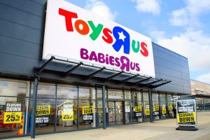 Front view of a Toys Я Us store with closing down signs in the window. Credit: © Jax10289/Shutterstock