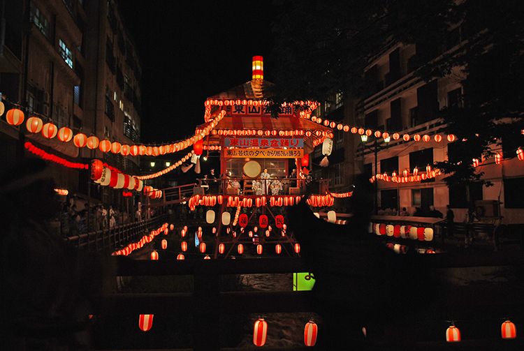 Bon-odori festval at Higashiyama Onsen.  Credit: Yoichiro Akiyama (licensed under CC BY-SA 2.0) 