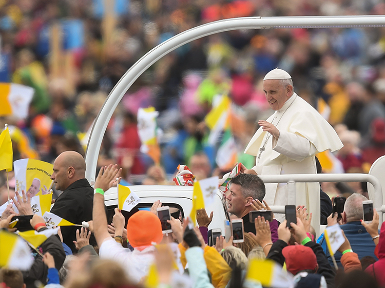 Pope Francis arrives prior to the commencement of the closing mass of his Ireland visit at the Phoenix Park in Dublin on August 26, 2018. Credit: © Stephen McCarthy, Getty Images