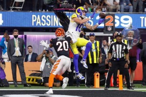 Los Angeles, United States. 13th Feb, 2022. Los Angeles Rams wide receiver Cooper Kupp (10) pulls in a one-yard game winning touchdown while covered by Cincinnati Bengals cornerback Eli Apple (20) in the fourth quarter of Super Bowl LVI at SoFi Stadium in Los Angeles on Sunday, February 13, 2022. The Rams defeated the Bengals 23-20.  Credit: © John Angelillo, UPI/Alamy Images