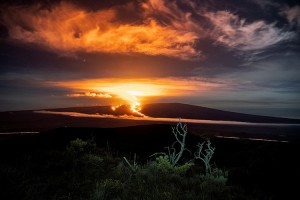 Lava fountains and flows illuminate the area during the Mauna Loa volcano eruption in Hawaii, U.S. November 30, 2022. Credit: © Go Nakamura, Reuters/Alamy Images