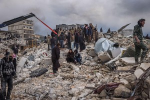 Civilians and rescue teams in Harem, Syria, search for survivors underneath rubble  after a devastating earthquake hit the region on February 6, 2023. Credit: © Anas Alkharboutli, dpa picture alliance/Alamy Images